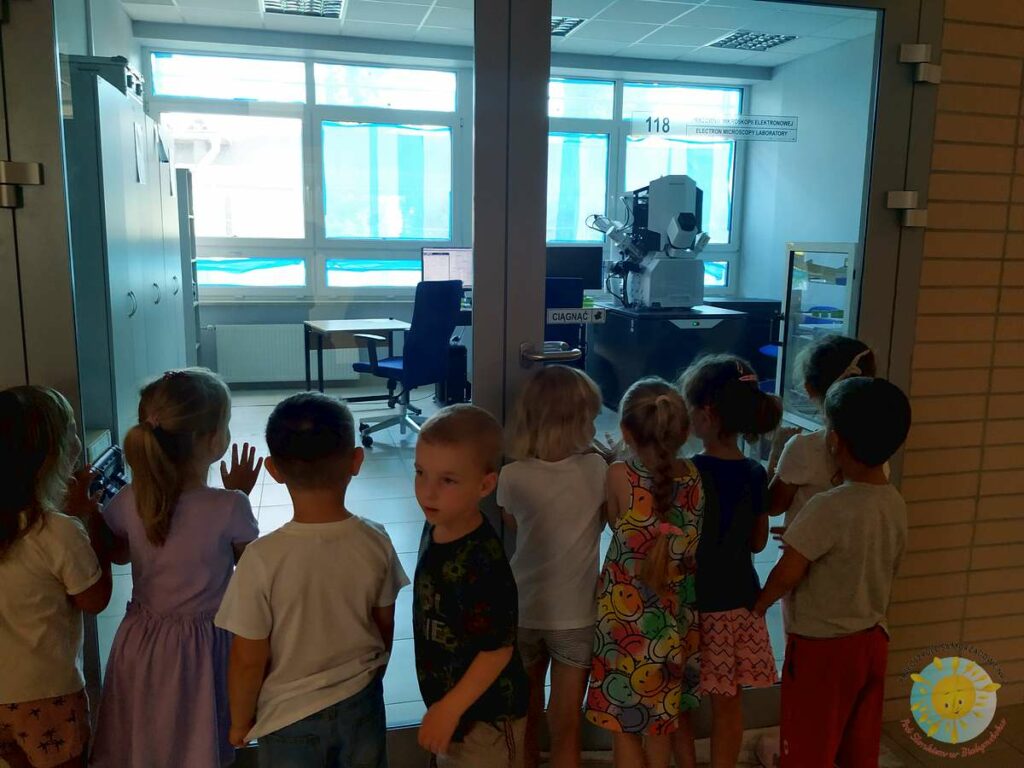Dzieci patrzą przez szybę - Przedszkole Samorządowe Nr 2 Pod Słonkiem w Białymstoku