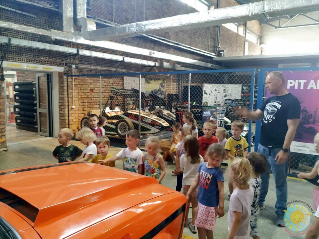 Dzieci zwiedzają garaż PB wydziału mechanicznego - Przedszkole Samorządowe Nr 2 Pod Słonkiem w Białymstoku