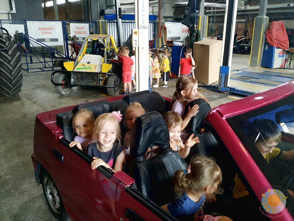 Dzieci siedzą w samochodzie - Przedszkole Samorządowe Nr 2 Pod Słonkiem w Białymstoku