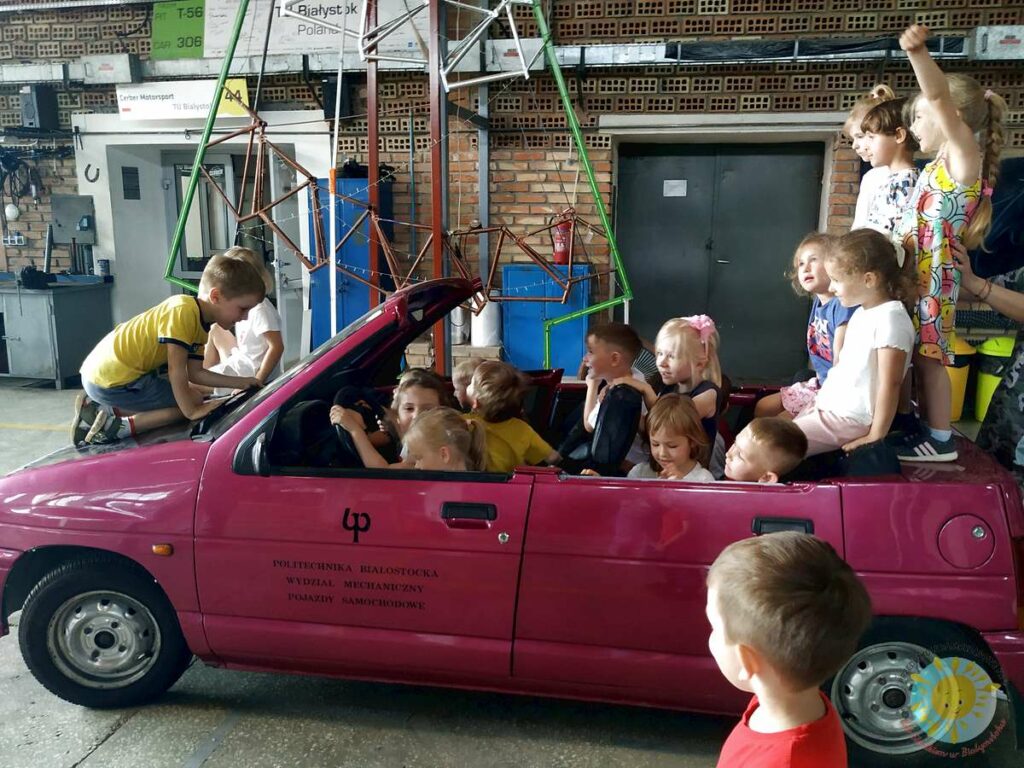 Dzieci siedzą w samochodzie - Przedszkole Samorządowe Nr 2 Pod Słonkiem w Białymstoku