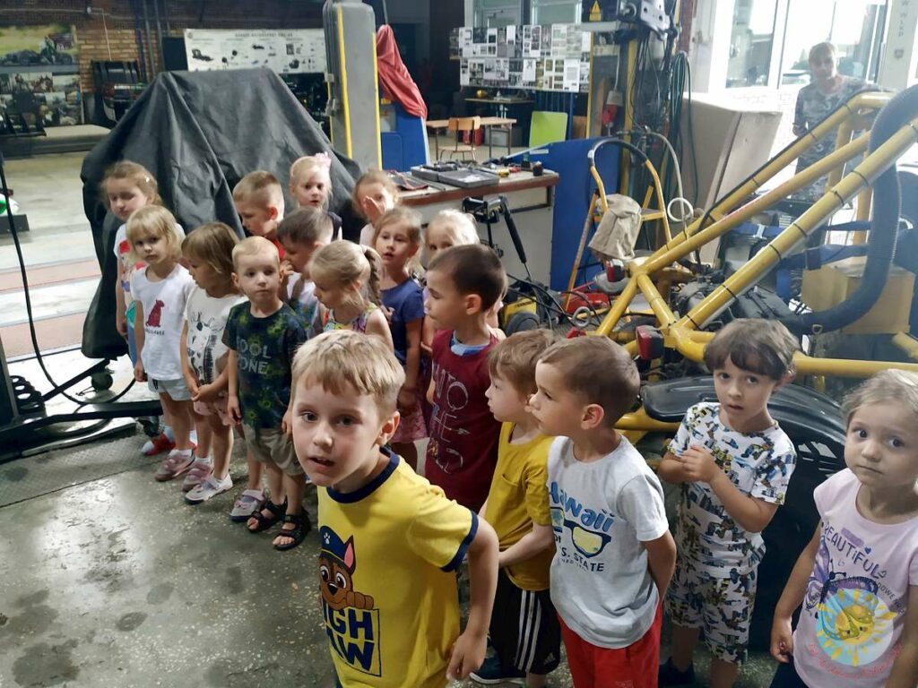 Dzieci zwiedzają garaż PB wydziału mechanicznego - Przedszkole Samorządowe Nr 2 Pod Słonkiem w Białymstoku