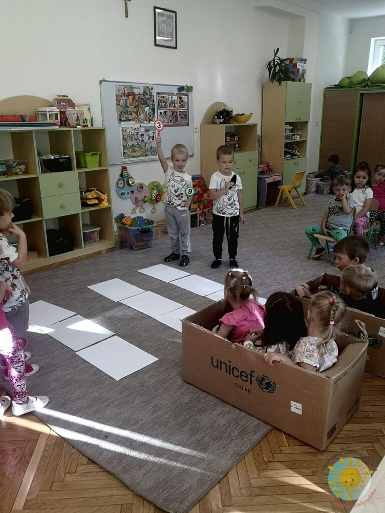 Różne zabawy dzieci podczas zajęć o ruchu drogowym - Przedszkole Samorządowe Nr 2 Pod Słonkiem w Białymstoku