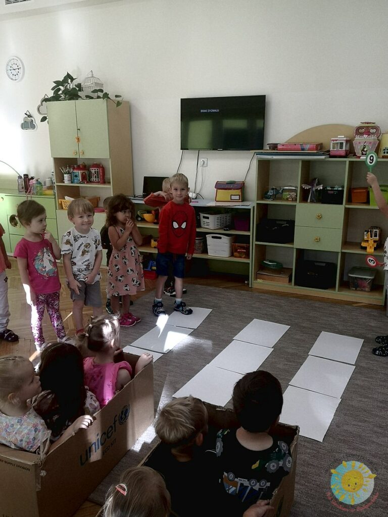 Różne zabawy dzieci podczas zajęć o ruchu drogowym - Przedszkole Samorządowe Nr 2 Pod Słonkiem w Białymstoku