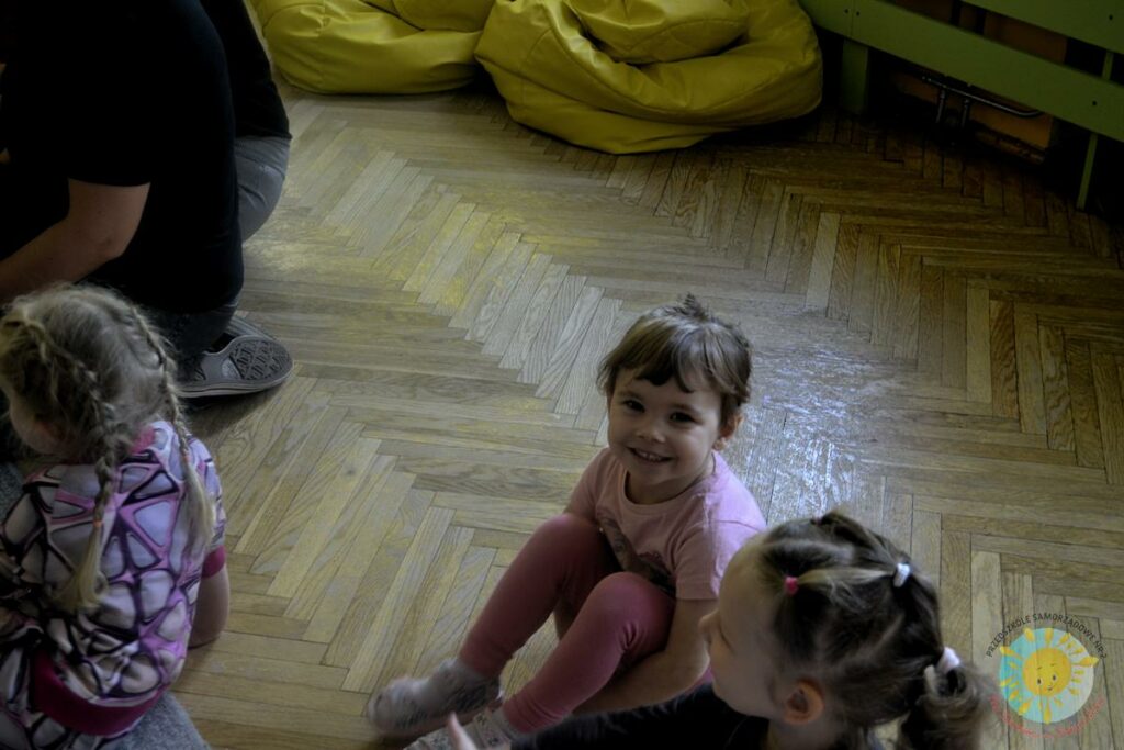 Różne zabawy dzieci podczas zajęć otwartych pt. jesienne muzykowanie - Przedszkole Samorządowe Nr 2 Pod Słonkiem w Białymstoku