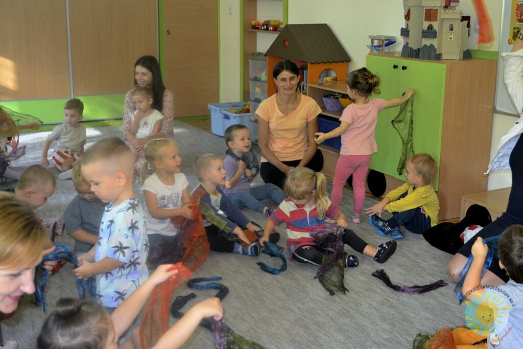 Różne zabawy dzieci podczas zajęć otwartych pt. jesienne muzykowanie - Przedszkole Samorządowe Nr 2 Pod Słonkiem w Białymstoku