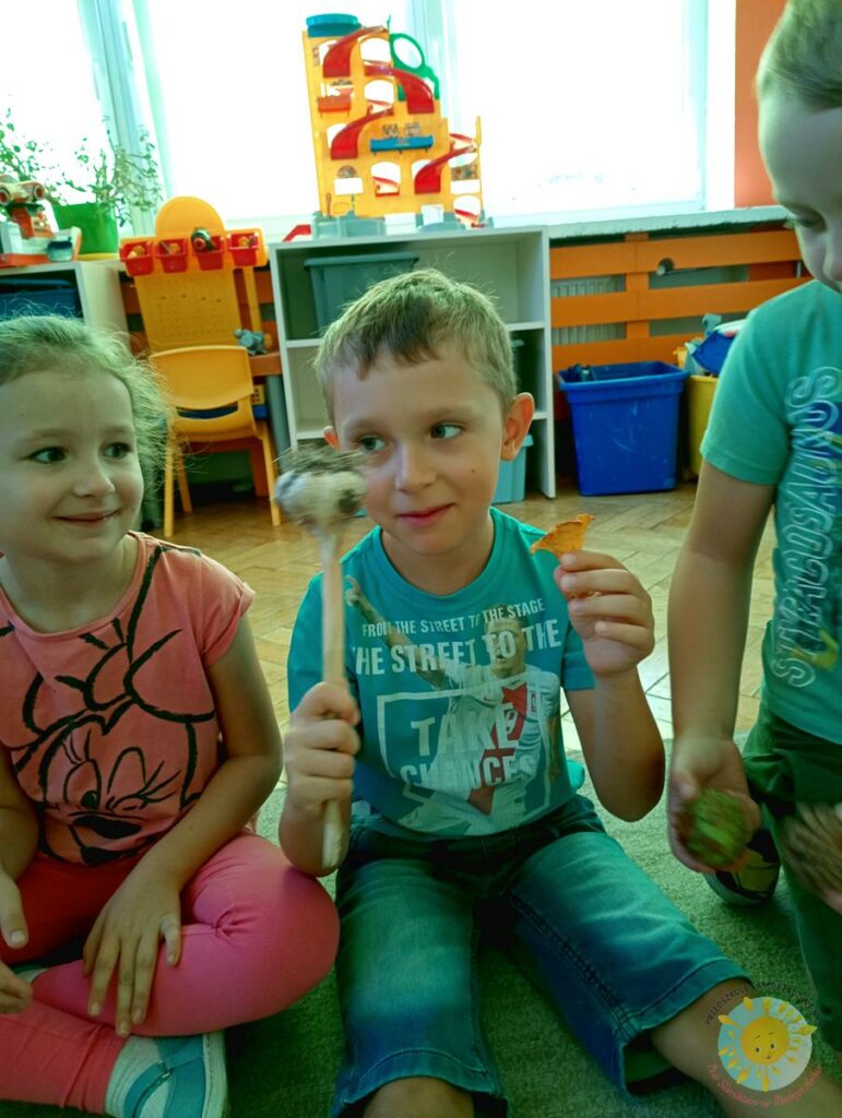 Dzieci uczestniczą w zajęciach o tematyce jesieni - Przedszkole Samorządowe Nr 2 Pod Słonkiem w Białymstoku