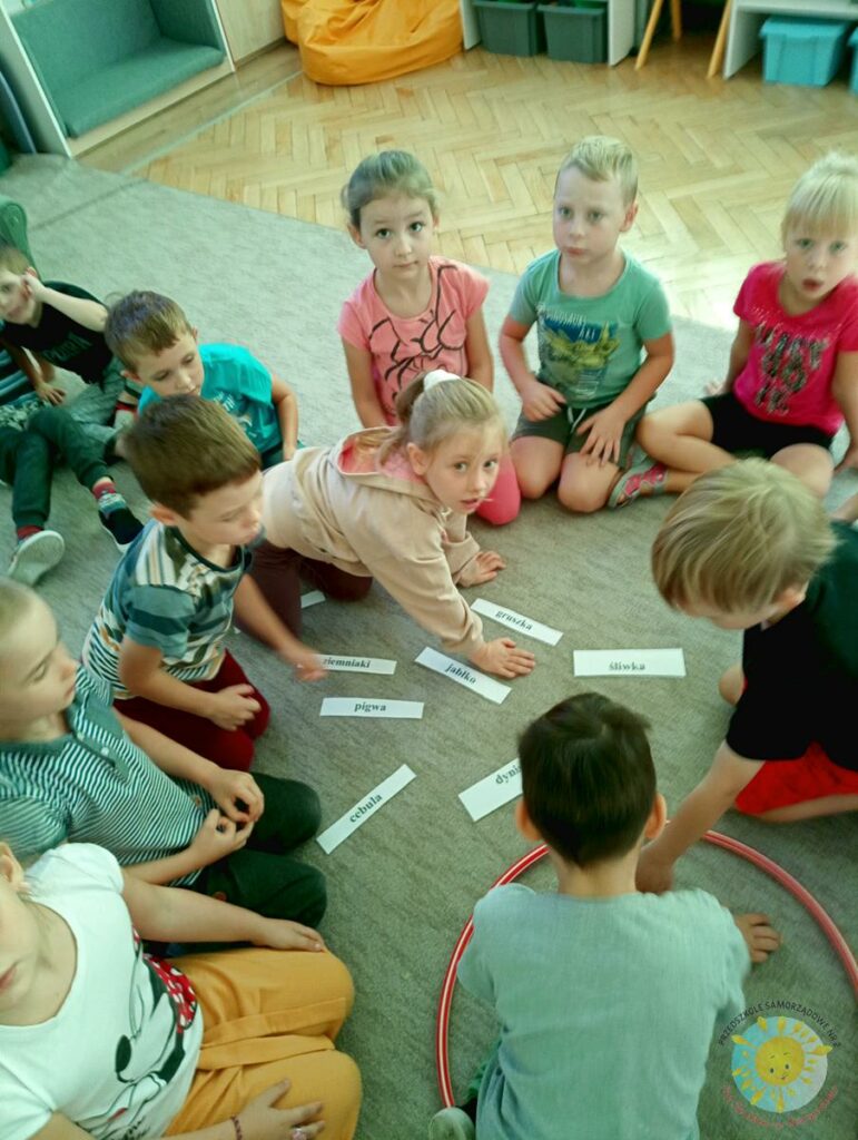 Dzieci uczestniczą w zajęciach o tematyce jesieni - Przedszkole Samorządowe Nr 2 Pod Słonkiem w Białymstoku