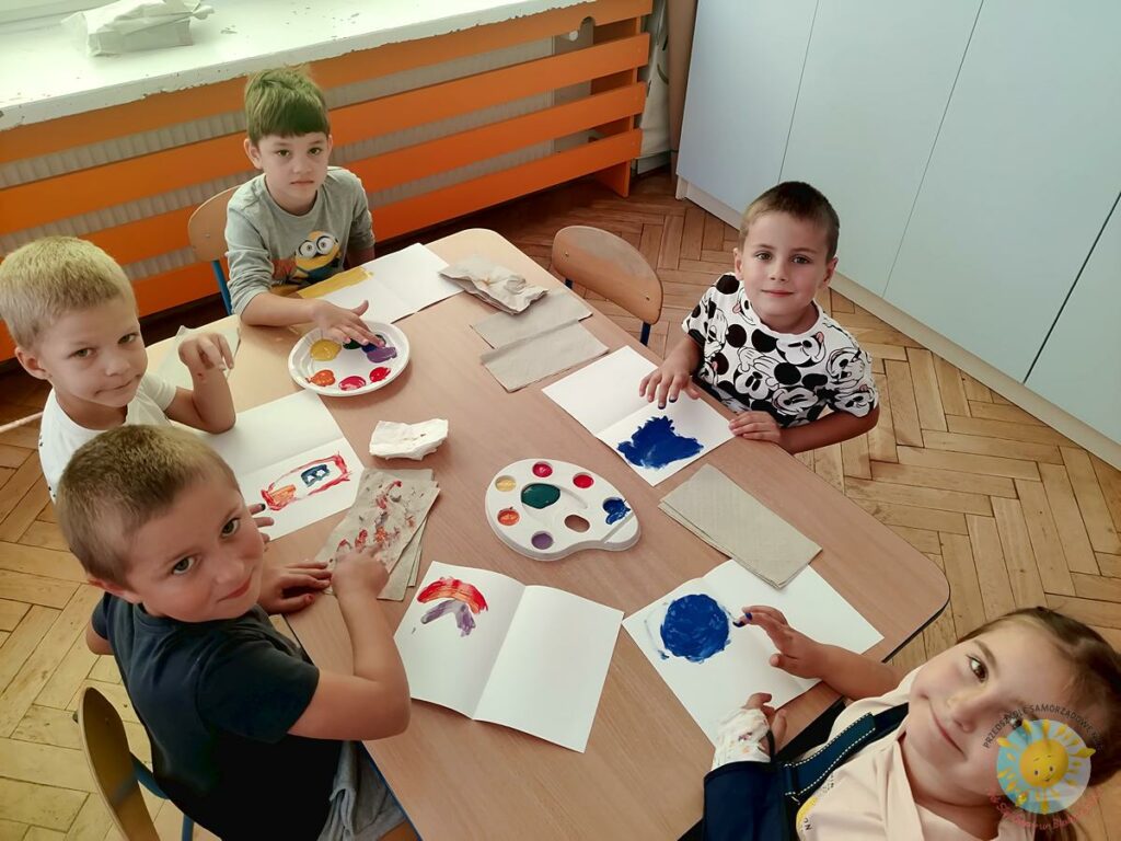 Dzieci uśmiechają się do obiektywu - Przedszkole Samorządowe Nr 2 Pod Słonkiem w Białymstoku