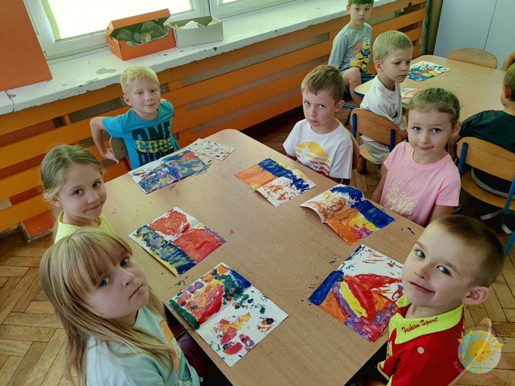 Dzieci uśmiechają się do obiektywu - Przedszkole Samorządowe Nr 2 Pod Słonkiem w Białymstoku