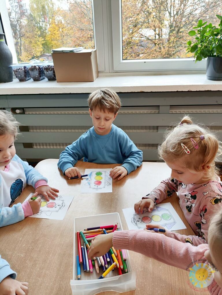 Dzieci rysują prace plastyczne - Przedszkole Samorządowe Nr 2 Pod Słonkiem w Białymstoku