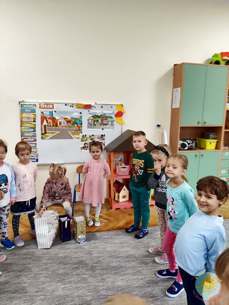 Dzieci uczestniczą w zabawie urodzinowej - Przedszkole Samorządowe Nr 2 Pod Słonkiem w Białymstoku