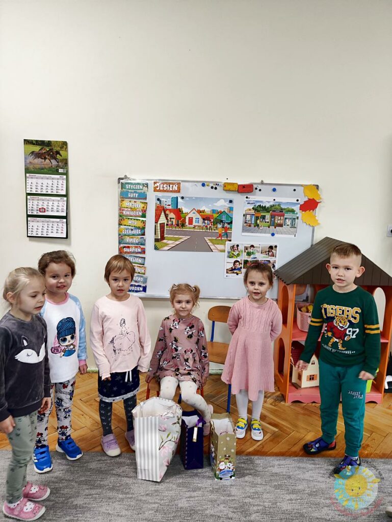 Dzieci uczestniczą w zabawie urodzinowej - Przedszkole Samorządowe Nr 2 Pod Słonkiem w Białymstoku