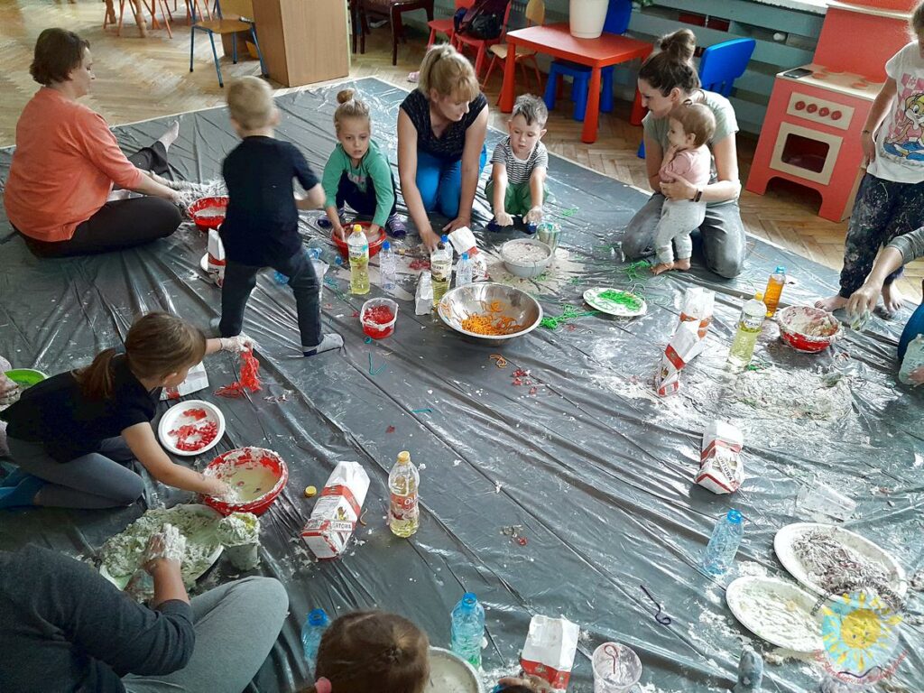 Bawiące się dzieci z rodzicami podczas zajęć otwartych pt Brudzimy się - Przedszkole Samorządowe Nr 2 Pod Słonkiem w Białymstoku
