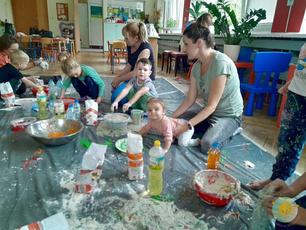Bawiące się dzieci z rodzicami podczas zajęć otwartych pt Brudzimy się - Przedszkole Samorządowe Nr 2 Pod Słonkiem w Białymstoku