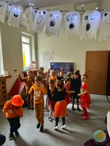 Bawiące się dzieci podczas święta dyni - Przedszkole Samorządowe Nr 2 Pod Słonkiem w Białymstoku