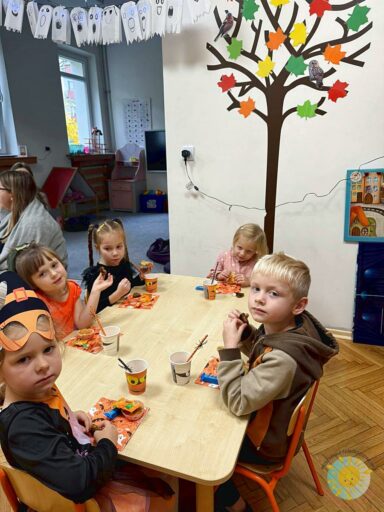 Bawiące się dzieci podczas święta dyni - Przedszkole Samorządowe Nr 2 Pod Słonkiem w Białymstoku