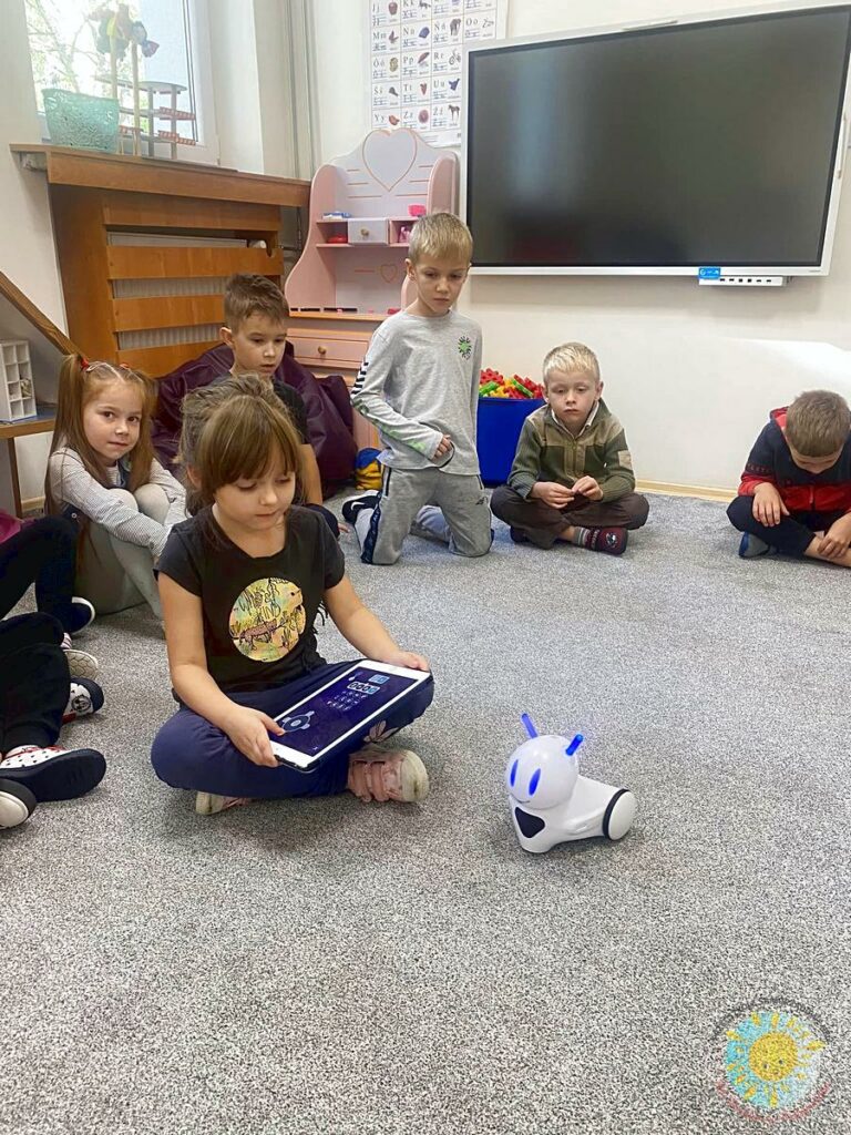 Dzieci zapoznają się z robotem Photon - Przedszkole Samorządowe Nr 2 Pod Słonkiem w Białymstoku