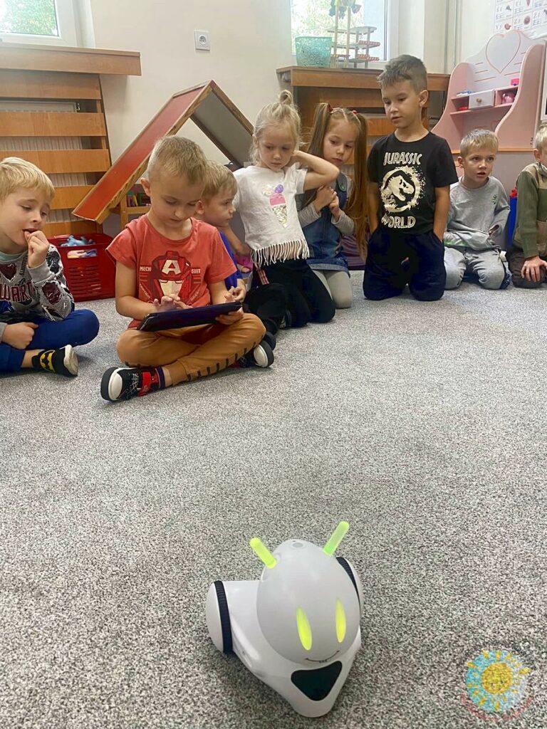 Dzieci zapoznają się z robotem Photon - Przedszkole Samorządowe Nr 2 Pod Słonkiem w Białymstoku