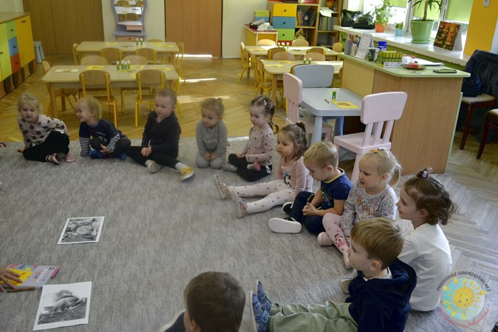 Dzieci siedzą na dywanie i biorą czynny udział w zajęć - Przedszkole Samorządowe Nr 2 Pod Słonkiem w Białymstoku