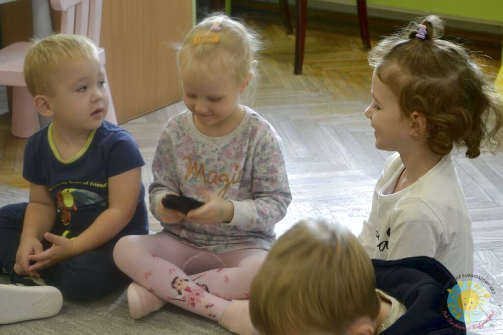 Dzieci siedzą na dywanie i biorą czynny udział w zajęć - Przedszkole Samorządowe Nr 2 Pod Słonkiem w Białymstoku