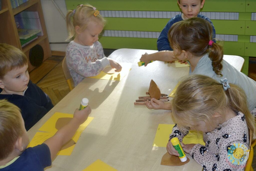 Dzieci siedzą przy stole i pracują podczas zajęć plastycznych  - Przedszkole Samorządowe Nr 2 Pod Słonkiem w Białymstoku