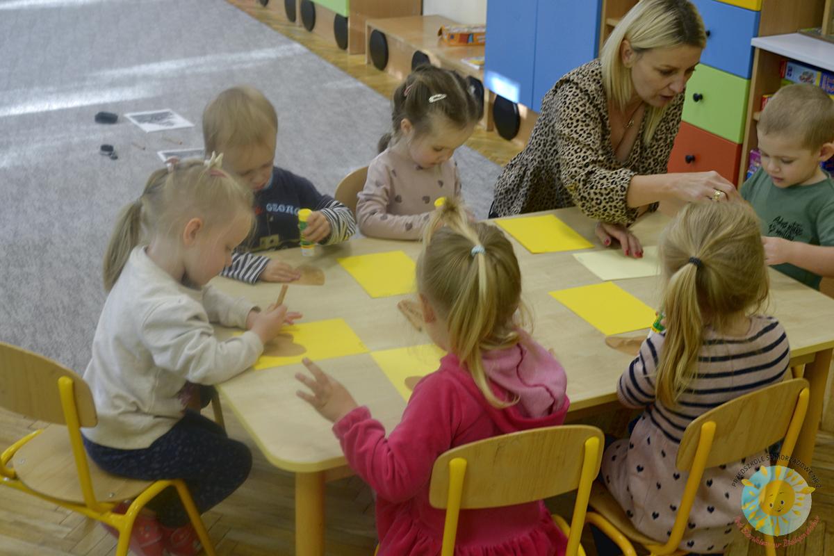 Dzieci siedzą przy stole i pracują podczas zajęć plastycznych - Przedszkole Samorządowe Nr 2 Pod Słonkiem w Białymstoku
