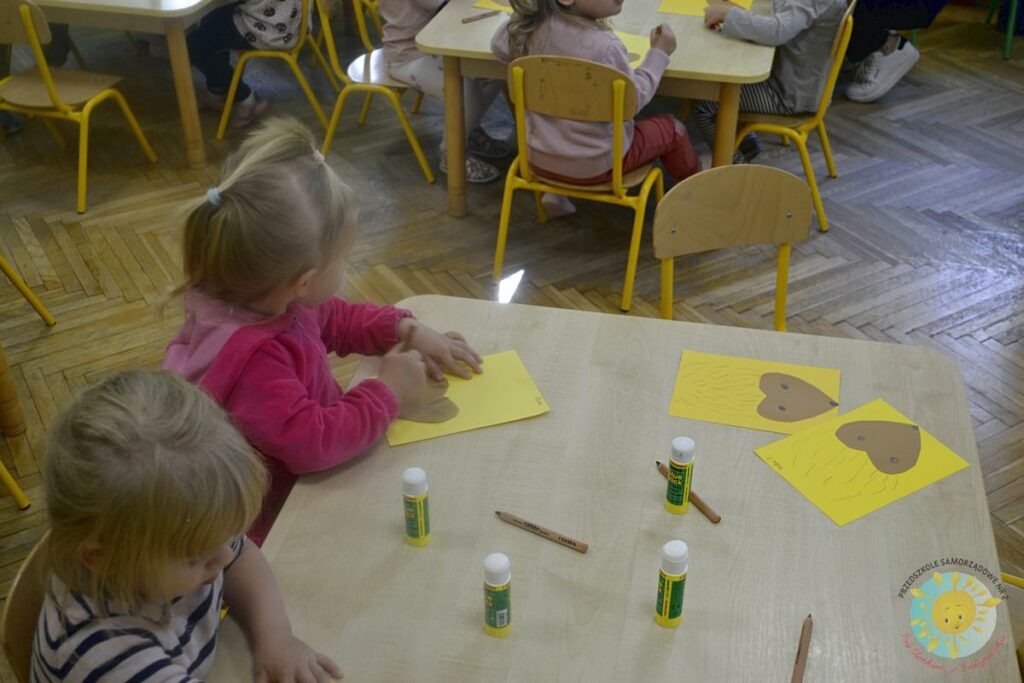 Dzieci siedzą przy stole i pracują podczas zajęć plastycznych  - Przedszkole Samorządowe Nr 2 Pod Słonkiem w Białymstoku