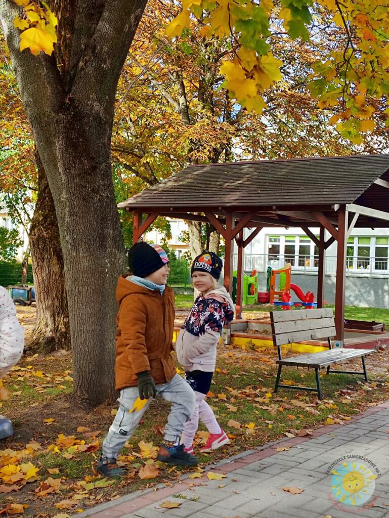 Dzieci bawiące się na placu zabaw przy przedszkolu - Przedszkole Samorządowe Nr 2 Pod Słonkiem w Białymstoku