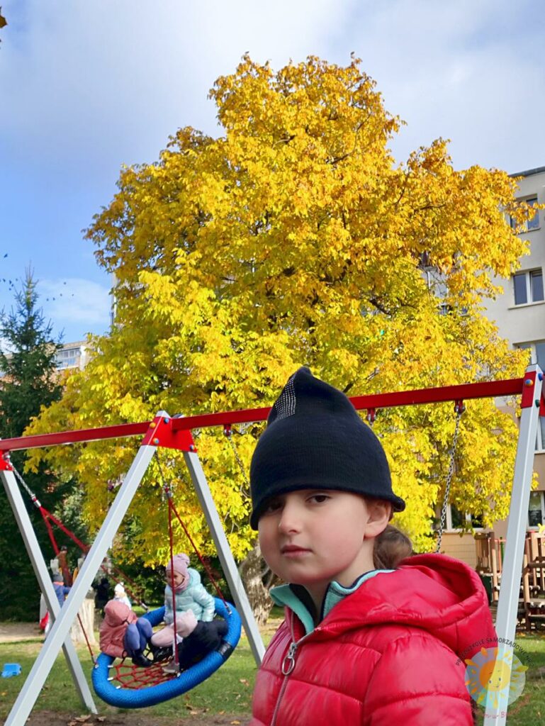 Dzieci bawiące się na placu zabaw przy przedszkolu - Przedszkole Samorządowe Nr 2 Pod Słonkiem w Białymstoku