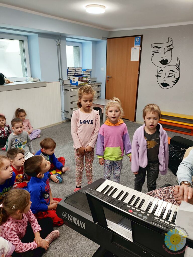 Dzieci śpiewają podczas zajęć rytmicznych - Przedszkole Samorządowe Nr 2 Pod Słonkiem w Białymstoku