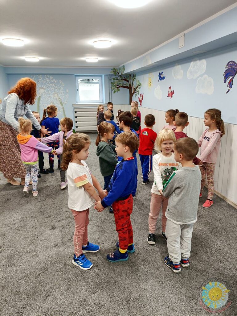 Dzieci bawią się podczas zajęć rytmicznych - Przedszkole Samorządowe Nr 2 Pod Słonkiem w Białymstoku