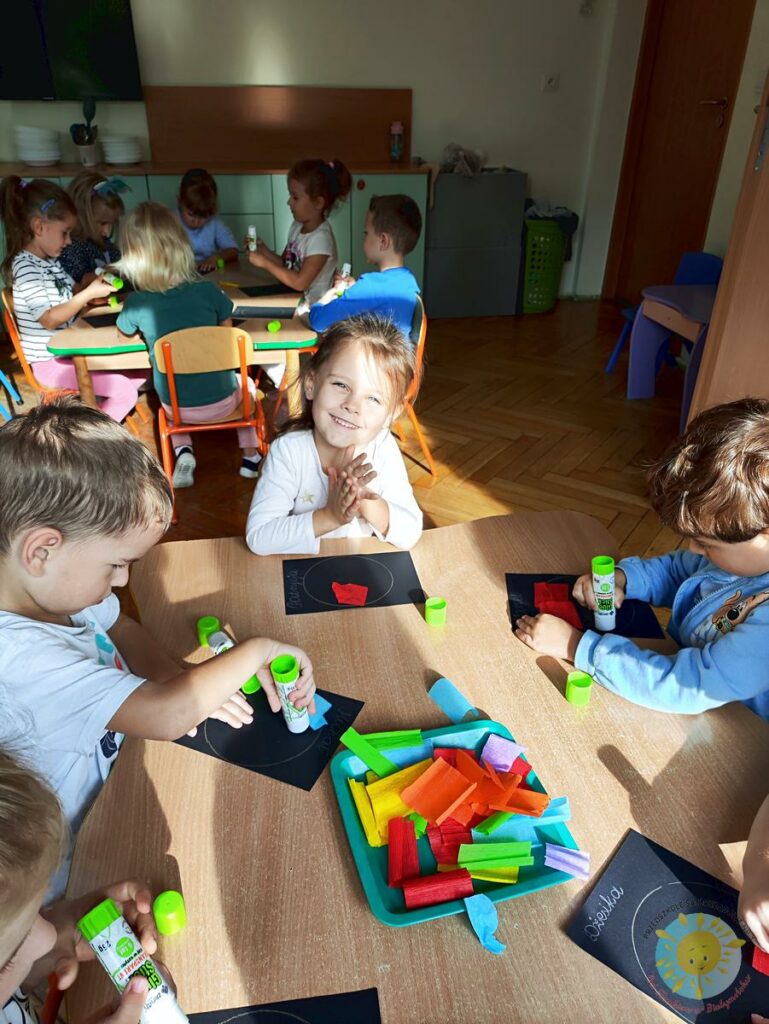 Dzieci bawią się podczas zajęć plastycznych - Przedszkole Samorządowe Nr 2 Pod Słonkiem w Białymstoku