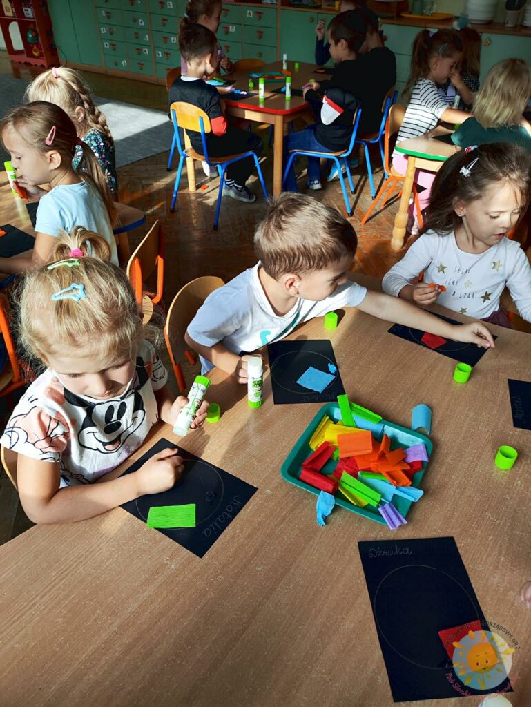 Dzieci bawią się podczas zajęć plastycznych - Przedszkole Samorządowe Nr 2 Pod Słonkiem w Białymstoku