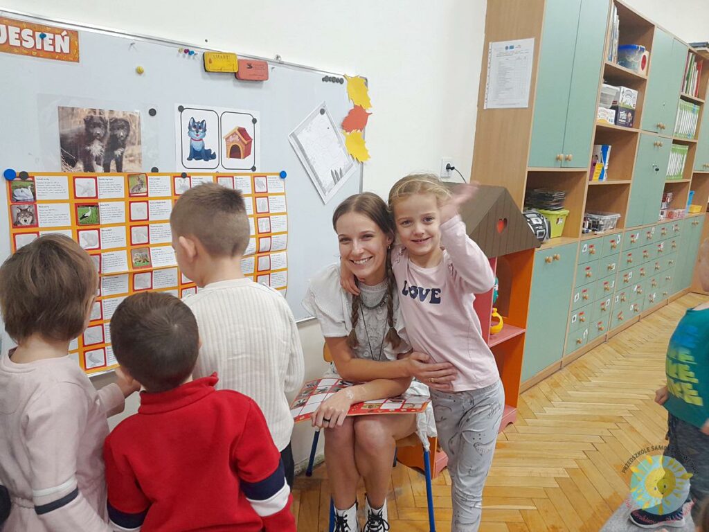 Dzieci uczestniczą w zajęciach prowadzonych przez gościa - Przedszkole Samorządowe Nr 2 Pod Słonkiem w Białymstoku
