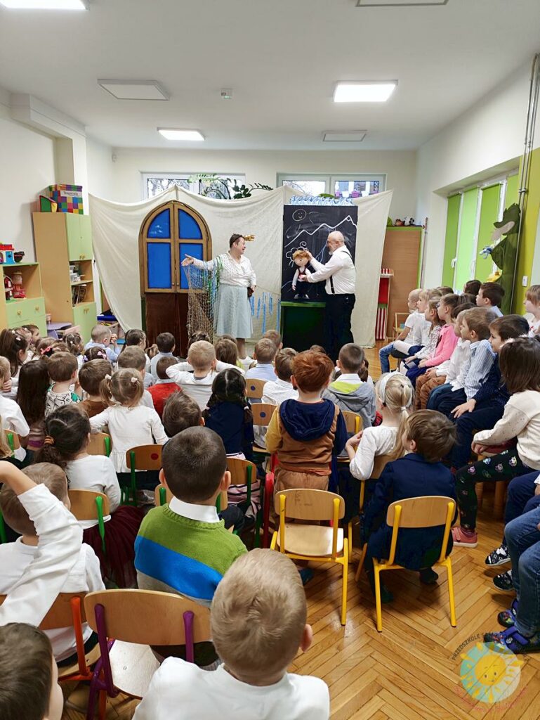 Dzieci oglądają teatrzyk - Przedszkole Samorządowe Nr 2 Pod Słonkiem w Białymstoku