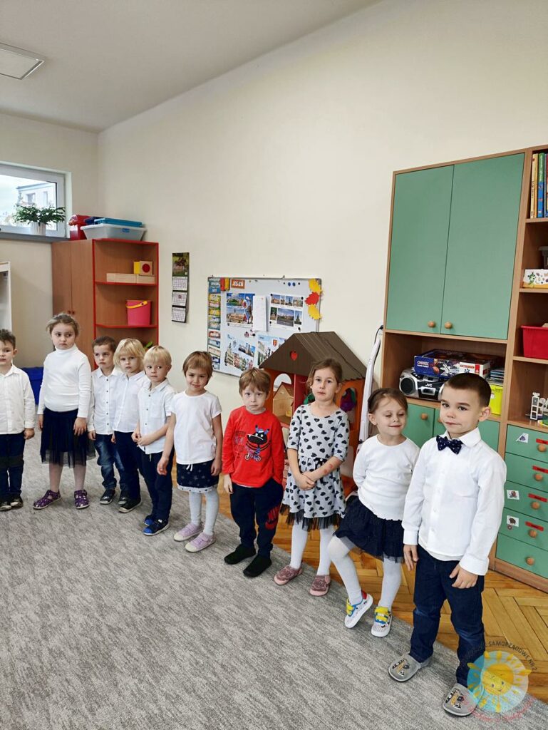 Dzieci przygotowują się do występu z okazji 11 listopada - Przedszkole Samorządowe Nr 2 Pod Słonkiem w Białymstoku
