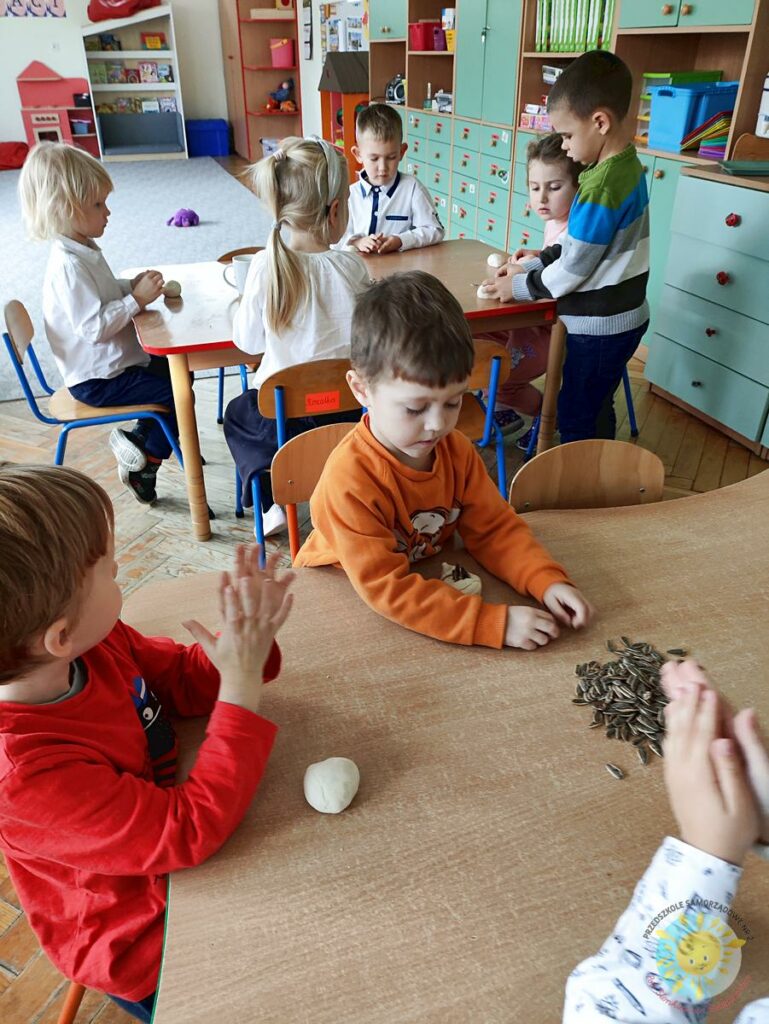 Dzieci wykonują prace plastyczną - Przedszkole Samorządowe Nr 2 Pod Słonkiem w Białymstoku