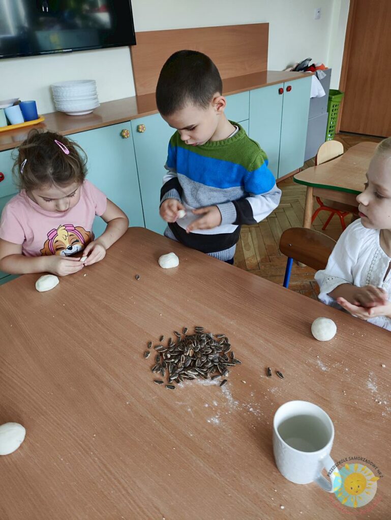 Dzieci wykonują prace plastyczną - Przedszkole Samorządowe Nr 2 Pod Słonkiem w Białymstoku