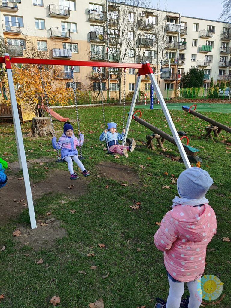Dzieci bawią się na placu zabaw - Przedszkole Samorządowe Nr 2 Pod Słonkiem w Białymstoku