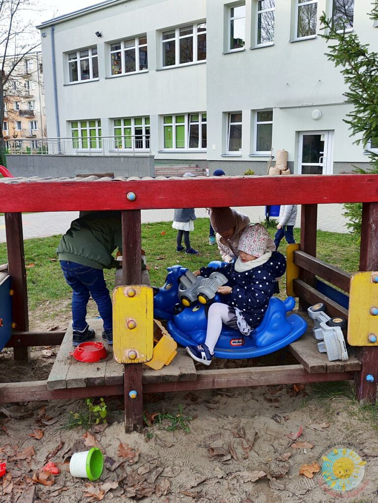 Dzieci bawią się na placu zabaw - Przedszkole Samorządowe Nr 2 Pod Słonkiem w Białymstoku