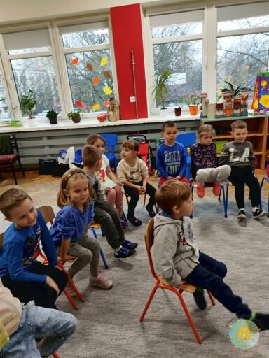 Dzieci bawią się na zajęciach prowadzonych przez studentów UwB - Przedszkole Samorządowe Nr 2 Pod Słonkiem w Białymstoku
