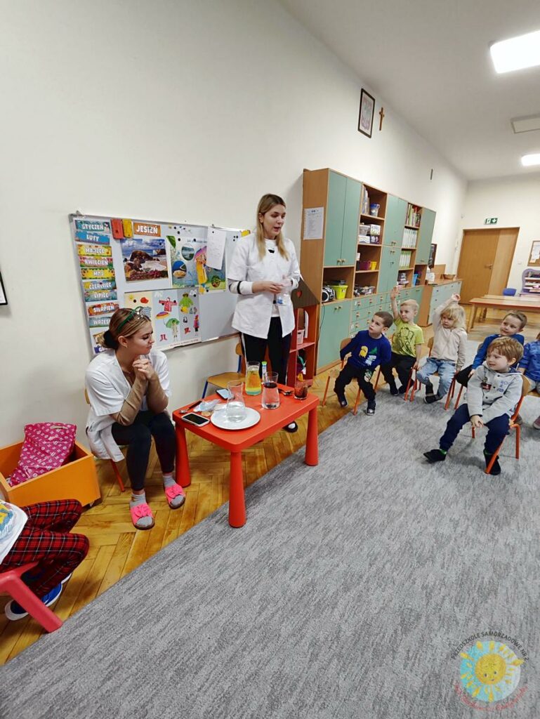 Dzieci bawią się na zajęciach prowadzonych przez studentów UwB - Przedszkole Samorządowe Nr 2 Pod Słonkiem w Białymstoku