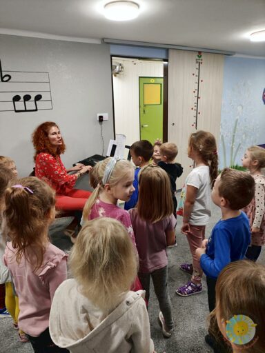Dzieci bawią się na zajęciach z rytmiki - Przedszkole Samorządowe Nr 2 Pod Słonkiem w Białymstoku