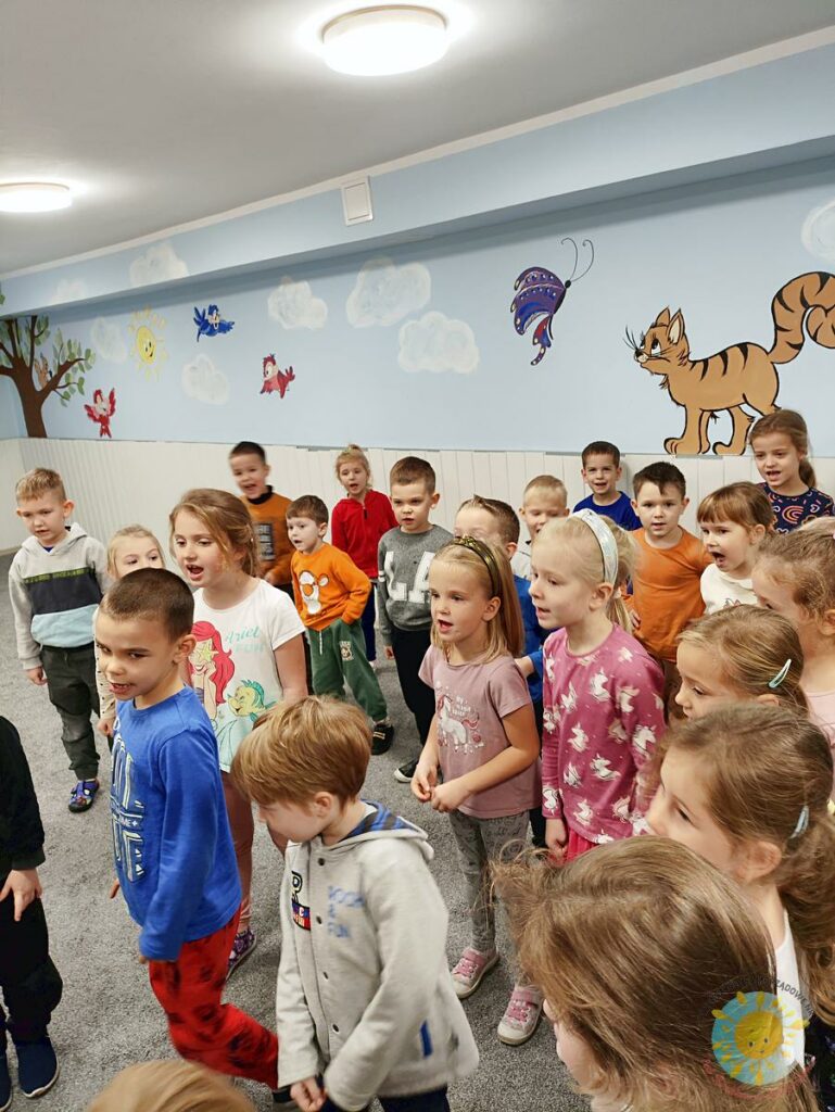 Dzieci bawią się na zajęciach z rytmiki - Przedszkole Samorządowe Nr 2 Pod Słonkiem w Białymstoku