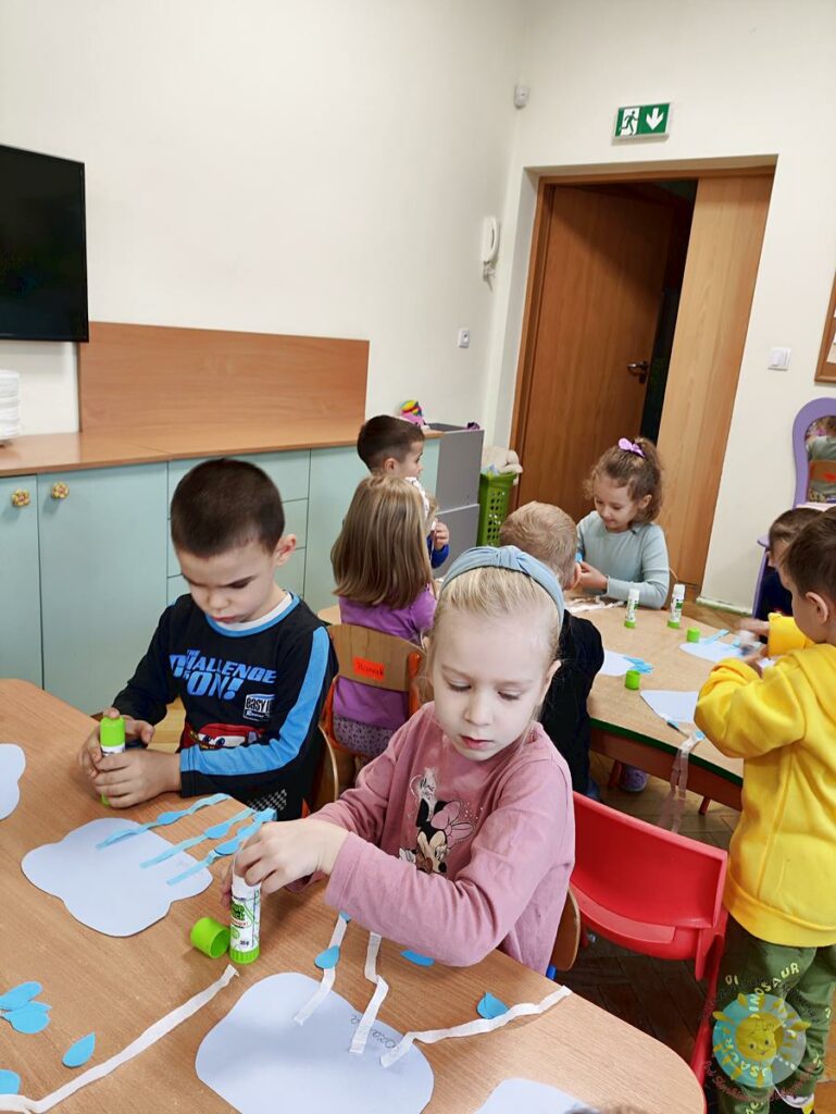Dzieci wykonują prace plastyczną - Przedszkole Samorządowe Nr 2 Pod Słonkiem w Białymstoku