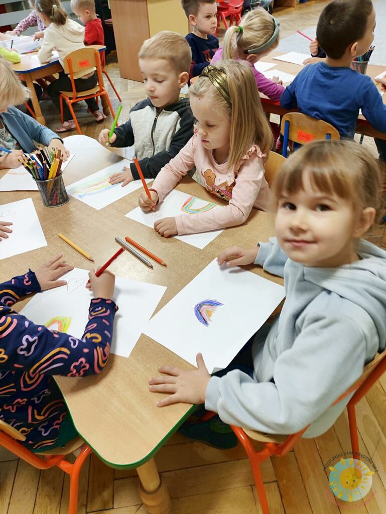 Dzieci wykonują powierzone zadanie przy stołach w sali przedszkolnej - Przedszkole Samorządowe Nr 2 Pod Słonkiem w Białymstoku