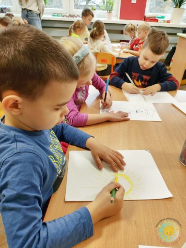 Dzieci wykonują powierzone zadanie przy stołach w sali przedszkolnej - Przedszkole Samorządowe Nr 2 Pod Słonkiem w Białymstoku