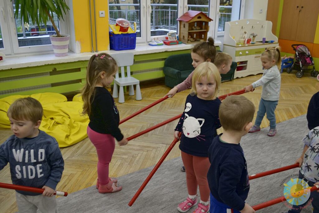 Dzieci bawią się na dywanie w sali przedszkolnej - Przedszkole Samorządowe Nr 2 Pod Słonkiem w Białymstoku