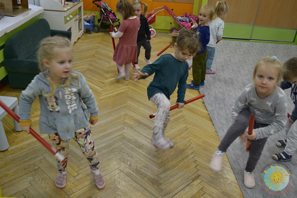Dzieci bawią się na dywanie w sali przedszkolnej - Przedszkole Samorządowe Nr 2 Pod Słonkiem w Białymstoku