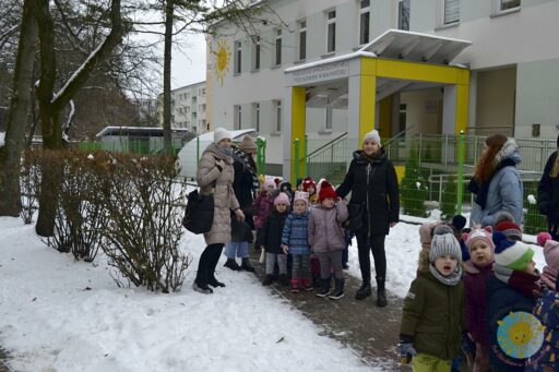 Dzieci czekają pod przedszkolem - Przedszkole Samorządowe Nr 2 Pod Słonkiem w Białymstoku